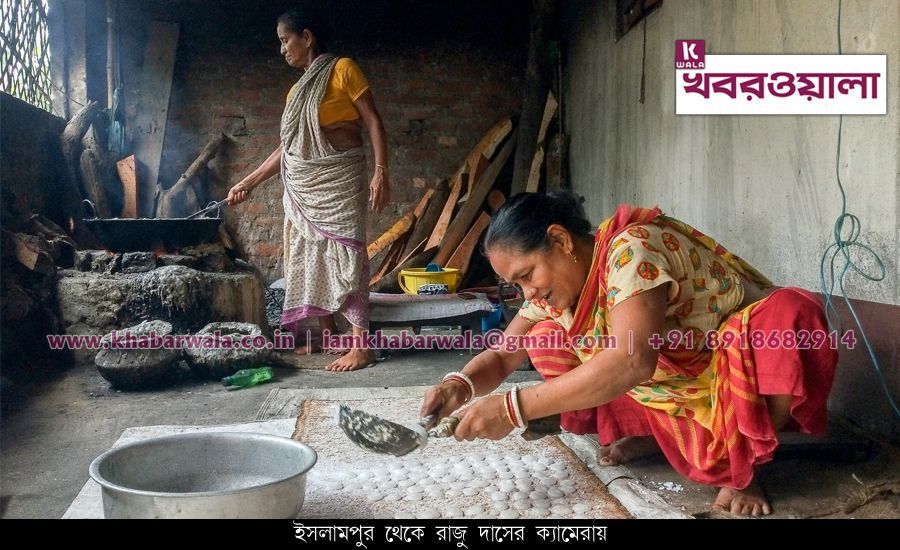 বাড়ির মহিলারা বাতাসা তৈরির মতো কুটির শিল্পকে জিইয়ে রেখে সংসার চালাচ্ছেন