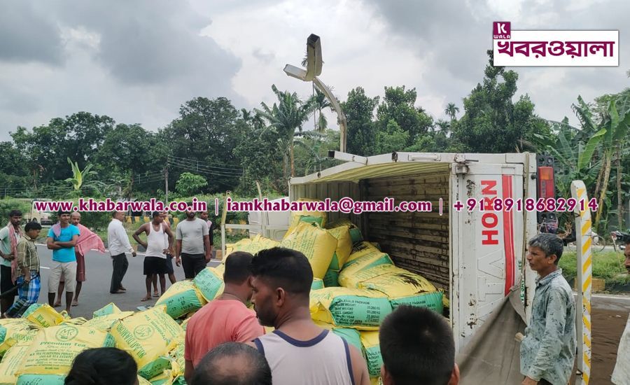 জাতীয় সড়কে উল্টে গেল চা বোঝাই পিকআপ ভ্যান