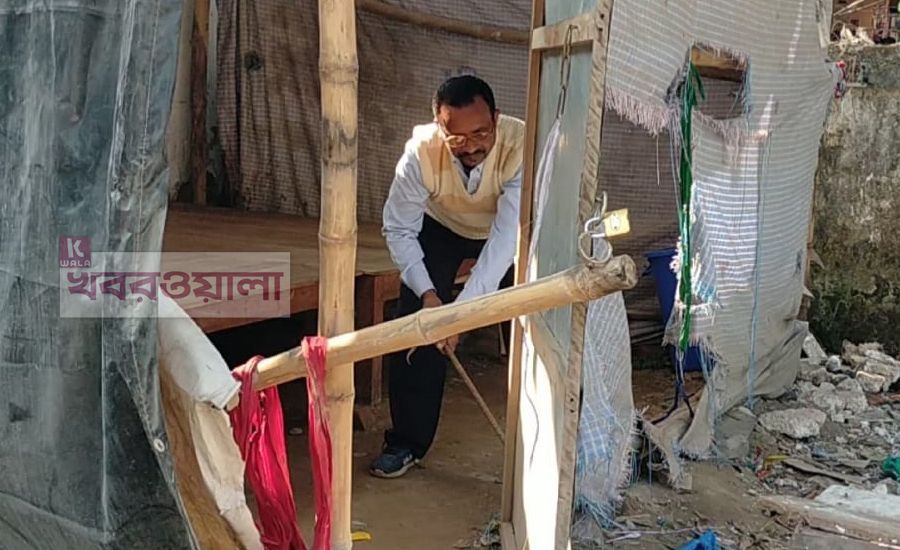 সরকারি জমিতে থাকা আদর্শ সংঘের অস্থায়ী ঘর ভাঙলো প্রশাসন